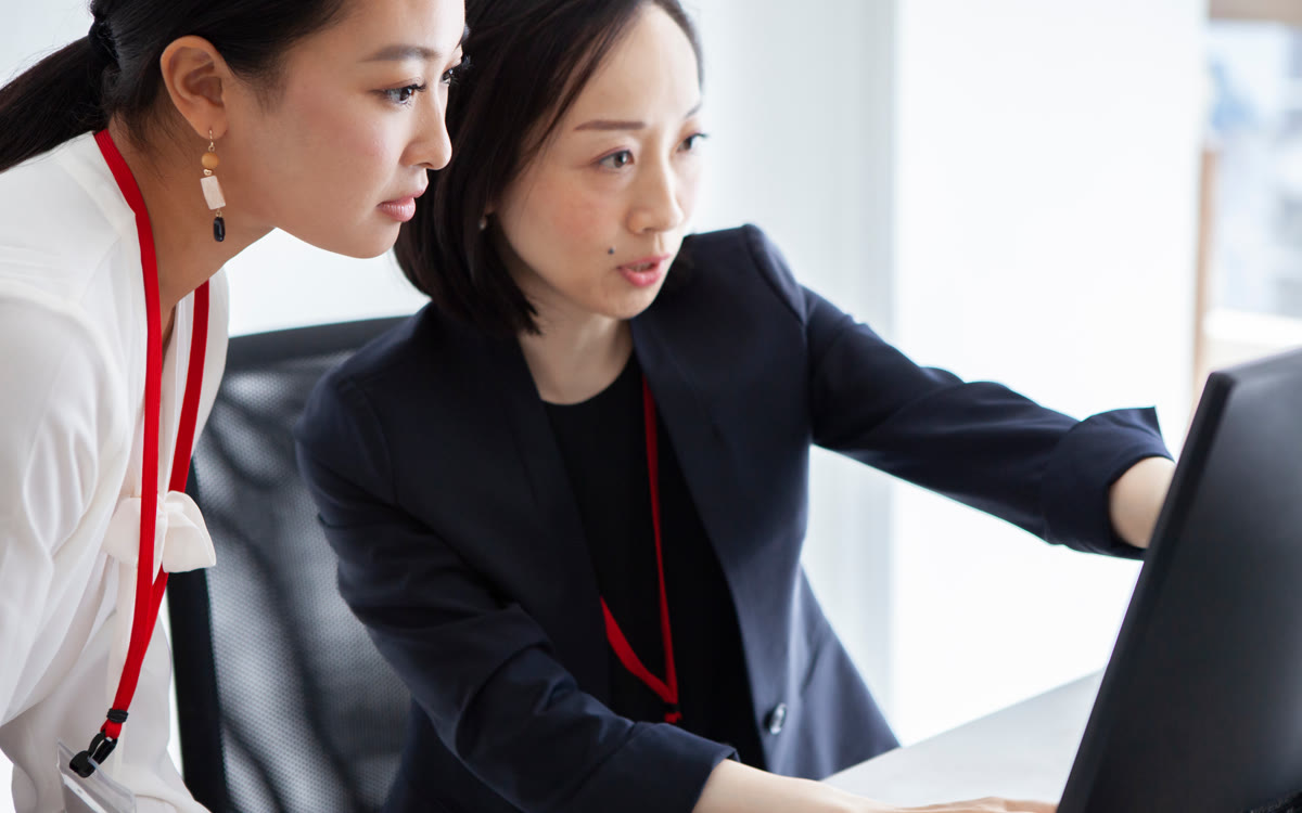 画面を確認しながらWebサイトを運用する担当者